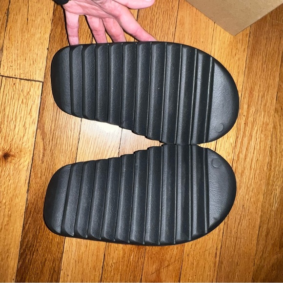 YEEZY SLIDES SIZE 4 - Picture 10 of 10